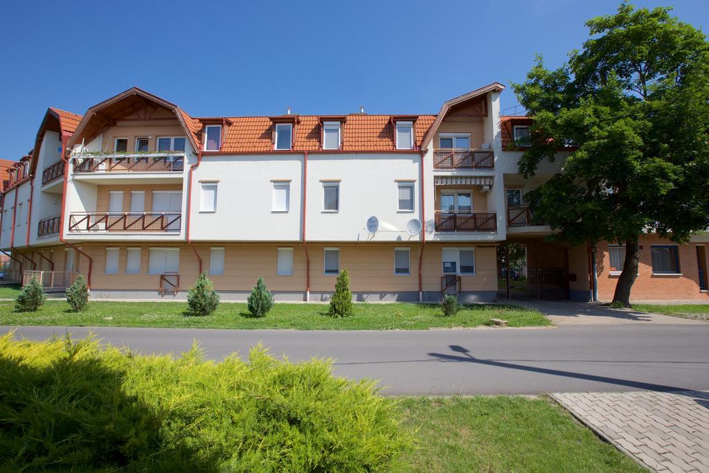 Zoli Apartmanok-Maya Koelcsey 34-36 Hajdúszoboszló Exterior foto