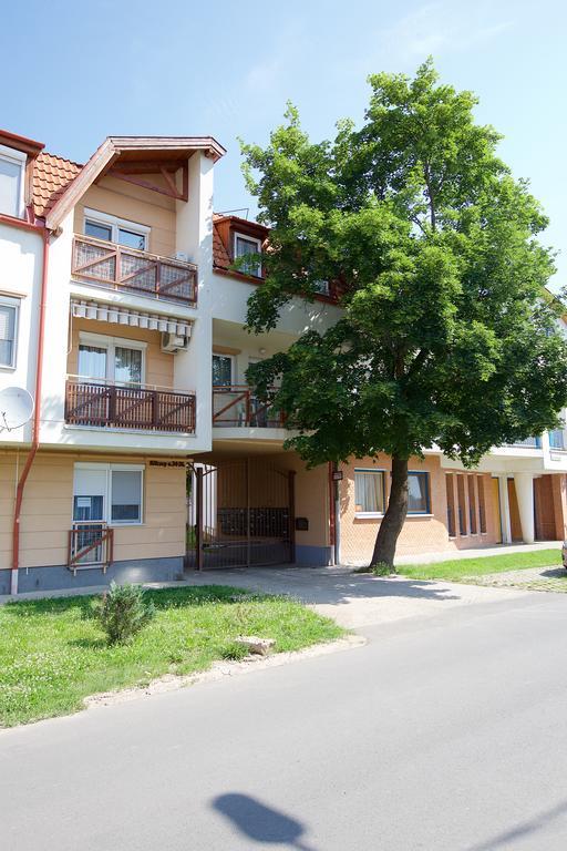 Zoli Apartmanok-Maya Koelcsey 34-36 Hajdúszoboszló Exterior foto