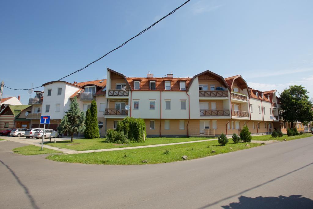 Zoli Apartmanok-Maya Koelcsey 34-36 Hajdúszoboszló Exterior foto